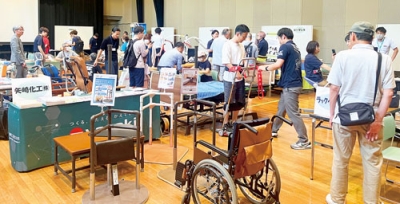 写真：気軽に体験できる福祉器具が展示された会場