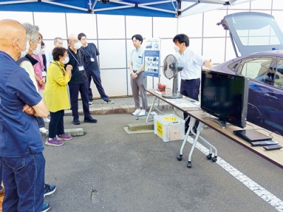 写真：トヨタの給電車を紹介する研修交流会