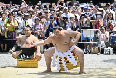 写真：熱田神宮で奉納土俵入りを行う新横綱大の里。太刀持ち高安＝名古屋市
