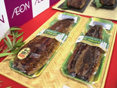 写真：イオンリテールが販売するウナギのかば焼き＝６月、東京都品川区
