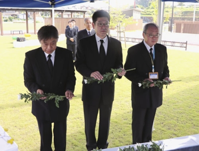 写真：西日本豪雨から７年となり、愛媛県西予市で開かれた追悼行事で献花する市関係者ら＝７日午前