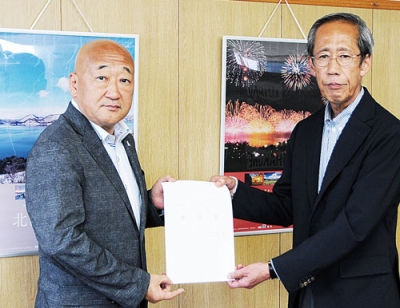 写真：下道町長に要望書を提出する鈴木会長（右）