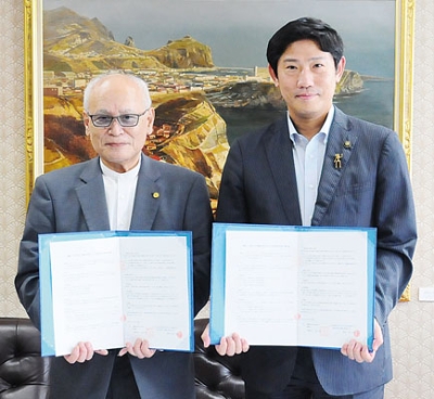 写真：室蘭市と協定を締結した地盤品質判定士会の工藤さん（左）