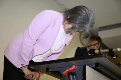 写真：記者会見で謝罪し、頭を下げる静岡県伊東市の田久保真紀市長＝７日午後、伊東市