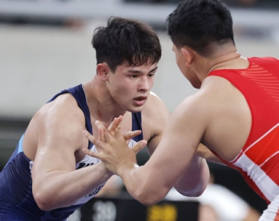 写真：レスリング全日本選抜の男子フリー９７キロ級決勝で、吉田アラシ（右）と対戦するリボウィッツ和青＝６月、東京体育館