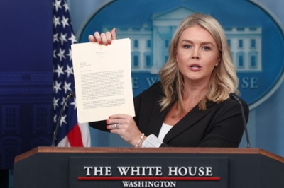 写真：日本向けの書簡を手に記者会見するレビット米大統領報道官＝７日、ホワイトハウス（ロイター＝共同）
