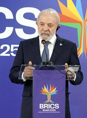 写真：ＢＲＩＣＳの首脳会議閉幕に際し、記者会見する議長国ブラジルのルラ大統領＝７日、リオデジャネイロ（共同）