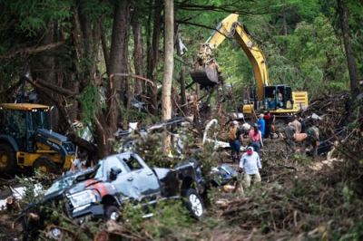 写真：７日、米テキサス州グアダルペ川付近で捜索救助活動を行う救急隊員ら（ＡＰ＝共同）