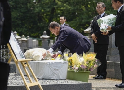 写真：安倍元首相の慰霊碑に献花する石破首相＝８日午後、奈良市