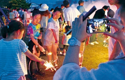 写真：花火を楽しむ子どもたち