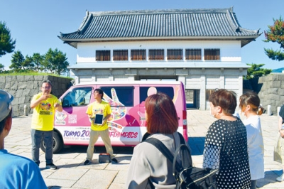写真：歴史の杜大手門前でデフリンピックをアピールする北海道ろうあ連盟の関係者