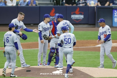写真：ブルワーズ戦の１回、ロバーツ監督（右端）に降板を告げられるドジャース・山本（左から３人目）＝ミルウォーキー（共同）