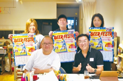 写真：来場を呼びかける室蘭中央飲食店組合のメンバー