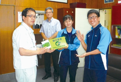 写真：募金箱を手渡す伊達中生徒会メンバー（提供写真）