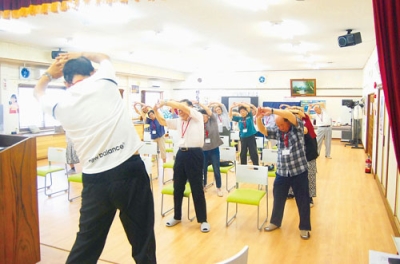 写真：ストレッチで体をほぐす参加者