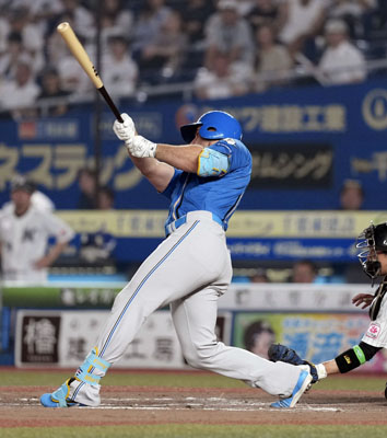写真：１１回日本ハム２死一、二塁、代打マルティネスが右前に勝ち越し打を放つ＝ＺＯＺＯマリン