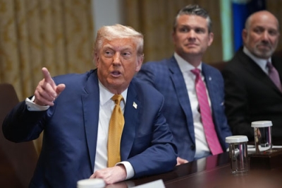 写真：ホワイトハウスでの閣議で話すトランプ米大統領＝８日、ワシントン（ゲッティ＝共同）