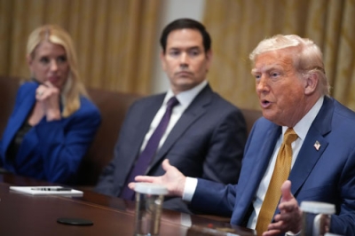 写真：８日、ホワイトハウスで記者団に話すトランプ米大統領（右）（ゲッティ＝共同）