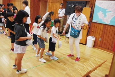 写真：輪投げを楽しむ児童たち