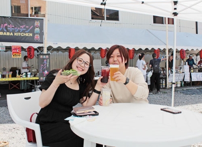 写真：登別温泉ビアガーデンで乾杯する来場者