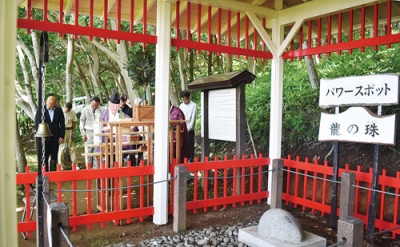 写真：上屋の完成を祝う竣工式