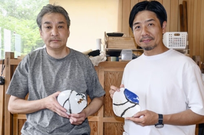 写真：作品を持つ「ＣＡＣＬ」の奥山純一社長（右）と慶塚英信さん＝６月、石川県能美市