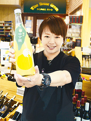 写真：「夏にピッタリなお酒を取りそろえています」とＰＲする但野さん