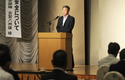 写真：総会であいさつする草塩会長