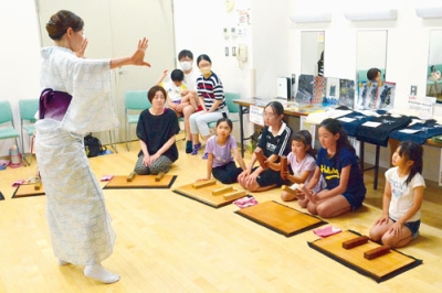 写真：花柳さんの演舞に合わせて附け打ちを体験する参加者