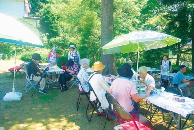 写真：軽食や交流を楽しむ参加者
