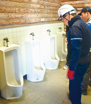 写真：公衆トイレの水漏れなどを細かくチェックする会員ら