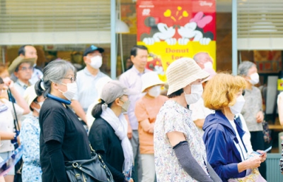 写真：候補者が訴える物価高対策に耳を傾ける有権者