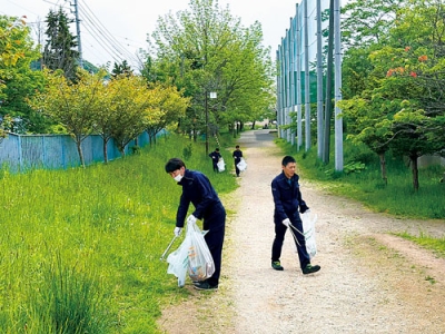 写真：中島公園内のごみを拾い集める大伸電設の社員