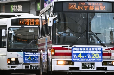 写真：宇都宮市内を走るバスの前面に掲示された参院選「投票期間」を知らせる広告幕＝８日