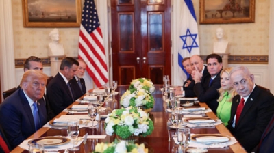 写真：７日、米ホワイトハウスで夕食会を開くトランプ大統領（左手前）とイスラエルのネタニヤフ首相（右手前）（ロイター＝共同）