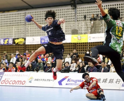 写真：公式戦でシュートを放つハンドボール男子、豊田合成名古屋の松中大輝＝２月、沖縄県浦添市（豊田合成ブルーファルコン名古屋提供）