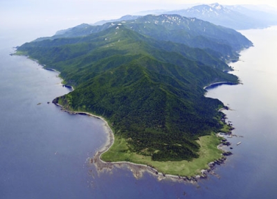 写真：知床半島＝６月（共同通信社機から）