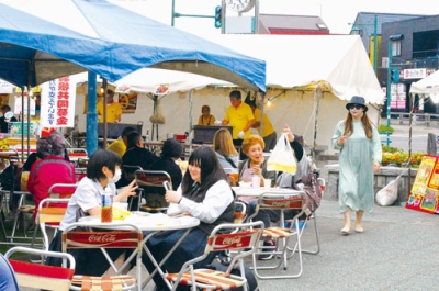 写真：多くの来場客でにぎわうチャリティービール祭り