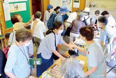 写真：買い物を楽しむ来場者