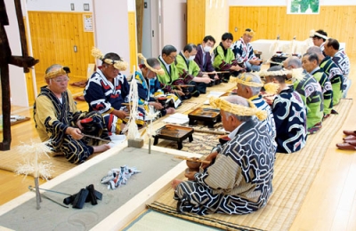 写真：厳かな雰囲気の中、チセノミを執り行う関係者