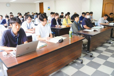 写真：投票所での注意点などを確認した投票事務打ち合わせ会