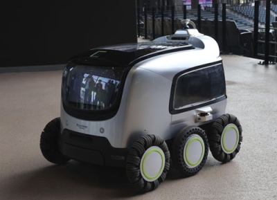 写真：エスコンフィールド北海道でビールなどを無人販売する自動運転ロボット「Ｙｏｕｒｓ」＝１１日午前、北広島市