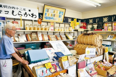 写真：農家と消費者双方の納得できる価格を－と話す白川代表取締役