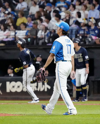 写真：６回、オリックス・宗（奥）に３ランを浴びた日本ハム・伊藤＝エスコンフィールド