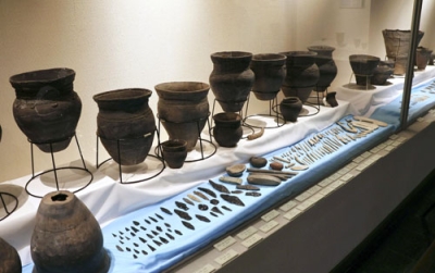 写真：土器や石器が展示された、函館市の市立函館博物館の企画展