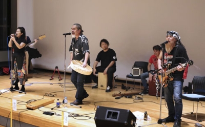 写真：アイヌ民族の伝統音楽とロックを融合して演奏するバンド「アイヌ・アート・プロジェクト」。右端は早坂賀道さん＝札幌市