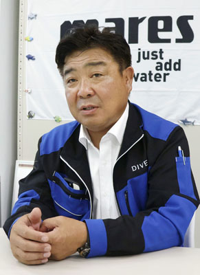 写真：取材に応じる中村徹也さん＝６月、函館市