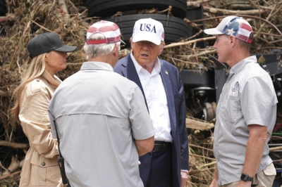 写真：１１日、米テキサス州カー郡カービルの被災地を視察するトランプ大統領（右から２人目）（ＡＰ＝共同）
