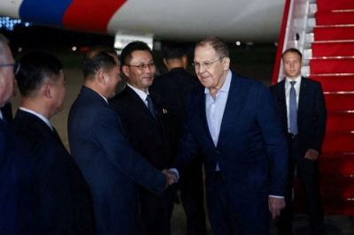 写真：１１日、北朝鮮・元山に到着したロシアのラブロフ外相（中央右）（ロシア外務省提供・ロイター＝共同）