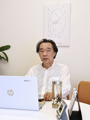 写真：「つくばダイアローグハウス」を開いた精神科医の斎藤環さん＝６月、茨城県つくば市